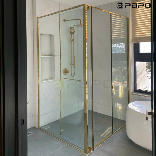 Phòng tắm mở quay 1 cánh trục xoay trên dưới dạng chữ L